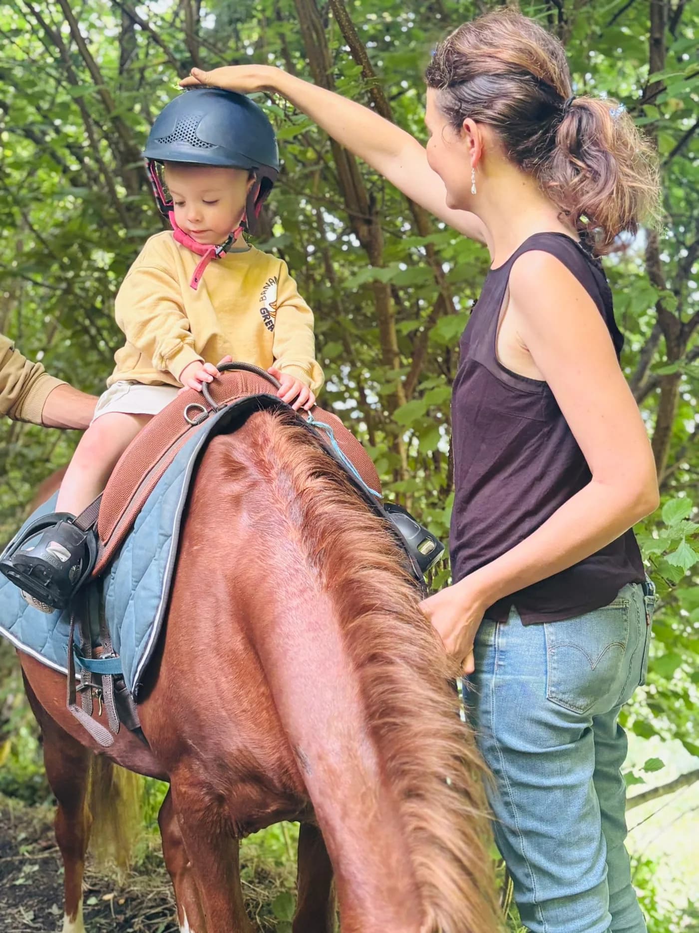 Rebecca Bardet accompagnant un enfant en hippothérapie, en Ariège
