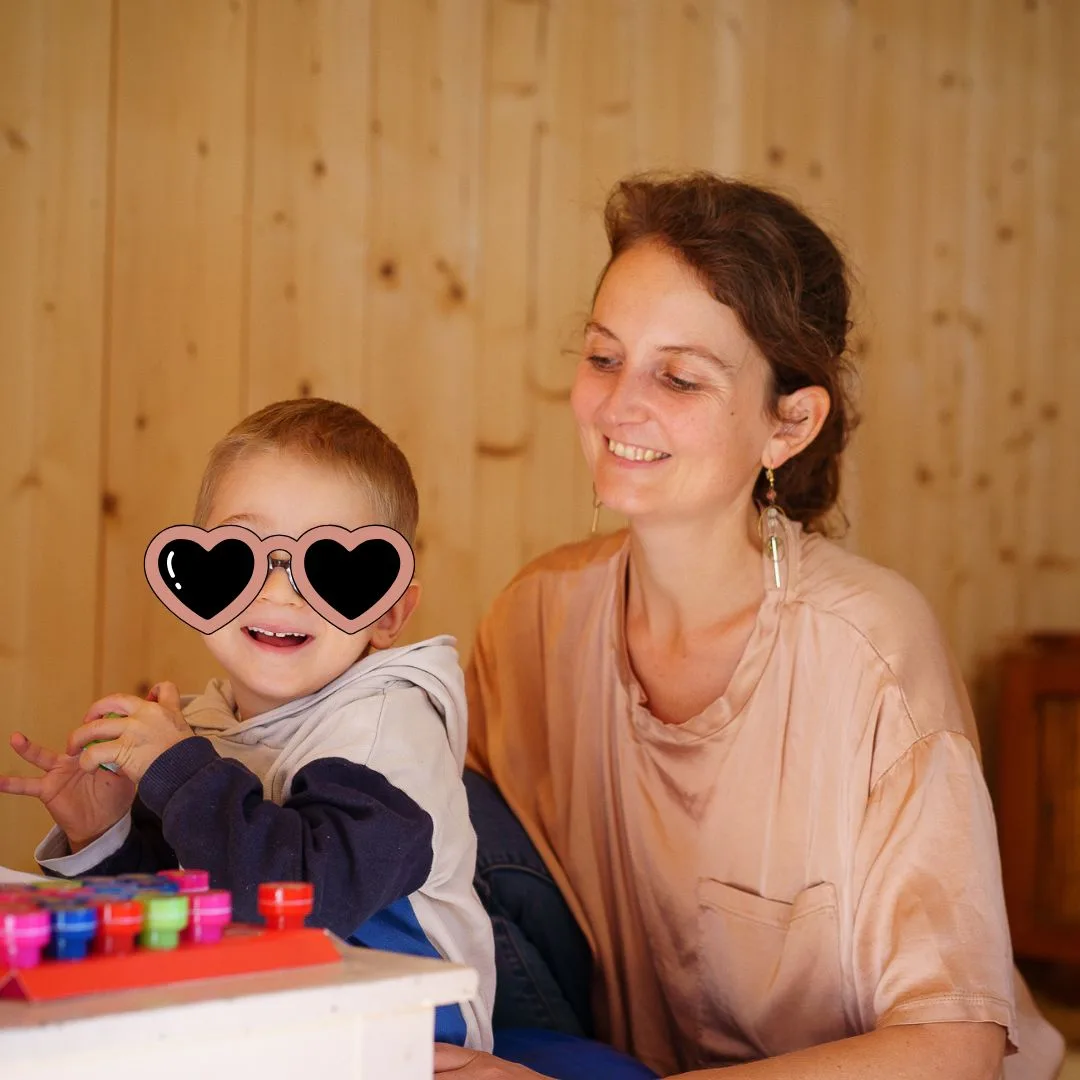 Rebecca Bardet en séance de rééducation ludique avec un enfant